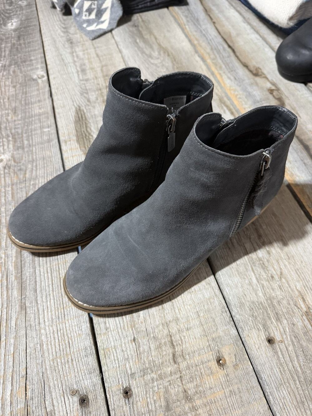 Blondo Women’s Liam Waterproof Booties Grey Suede Boots Size 8.5 M Side Zippers